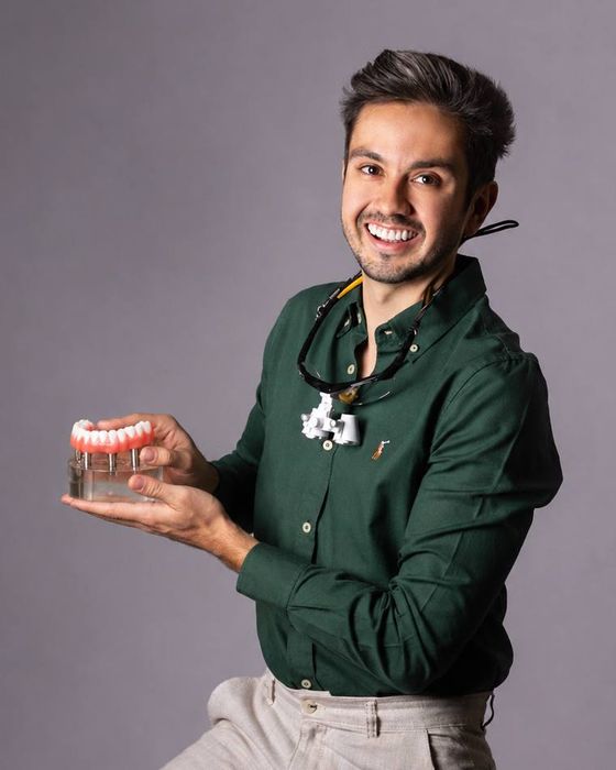 Dr. Victor Tosta, implantodontista e cirurgião-dentista especialista em implante dentário em São José do Rio Preto
